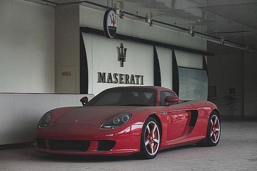 Siêu xe Porsche Carrera GT 'màu hiếm' bỏ hoang suốt 8 năm