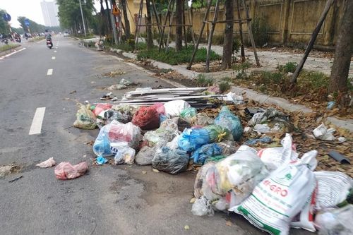 Rác thải bủa vây dự án, làm xấu đại lộ nghìn tỷ Chu Văn An