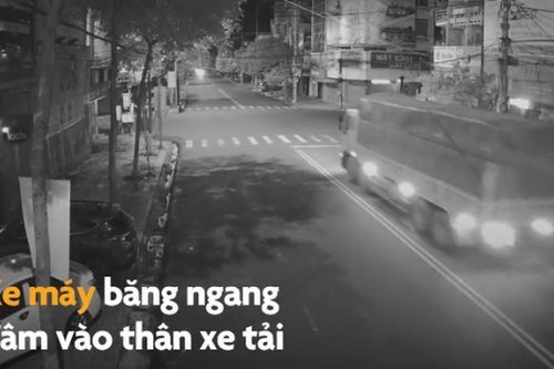 Phóng như 'tên lửa' qua ngã tư, xe máy va thẳng vào xe tải