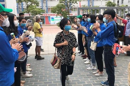 Xúc động tâm sự của các tình nguyện viên 'trẻ nhất' trong kỳ thi tốt nghiệp THPT 2020