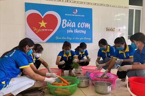 'Bữa cơm yêu thương' dành cho sĩ tử