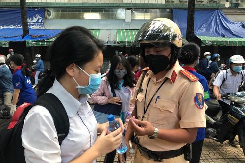 CSGT nhường áo mưa, đội mưa chở thí sinh đến trường