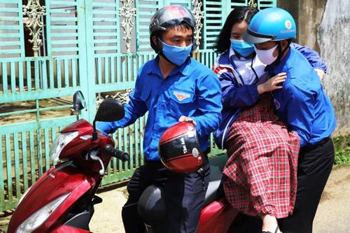 50 chàng trai đội xe tình nguyện đưa đón miễn phí các thí sinh