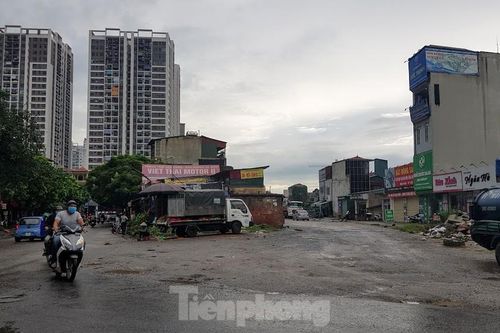 Giữa Thủ đô, đoạn đường nghìn tỷ chi chít 'ổ trâu, ổ gà' vì 18 năm làm chưa xong