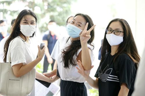 Những nữ sinh duyên dáng bịt khẩu trang vẫn vô cùng thần thái trong mùa thi 2020