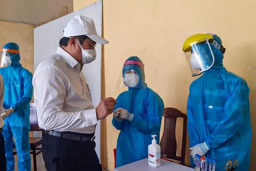 Chủ tịch Đà Nẵng thị sát quy trình lấy mẫu, làm xét nghiệm truy tìm virus SARS-CoV-2
