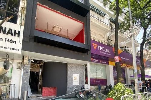Hà Nội: Nghi nổ khí ga, cửa kính một nhà hàng bị thổi bay