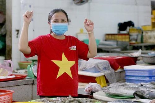 1.500 tiểu thương nhuộm đỏ chợ với dòng chữ 'Đà Nẵng cố lên'