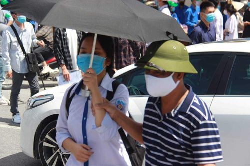 Bài thơ của bác sĩ bận chống dịch Covid-19 gửi con gái thi THPT