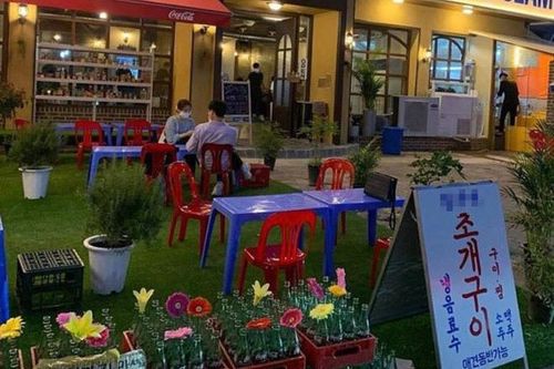 Quán vỉa hè Việt Nam 'mọc' lên giữa Seoul: Ghế nhựa, phở gà, cafe sữa đá