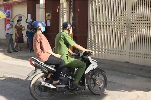 Chiến sĩ cảnh sát hỗ trợ kịp thời thí sinh quên thẻ dự thi ở nhà