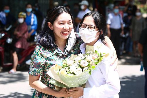 Thí sinh và phụ huynh vui mừng sau buổi thi môn tổ hợp tốt nghiệp THPT