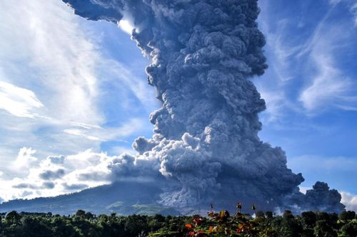 Indonesia: Núi lửa Sinabung phun trào khói bụi cao 5km