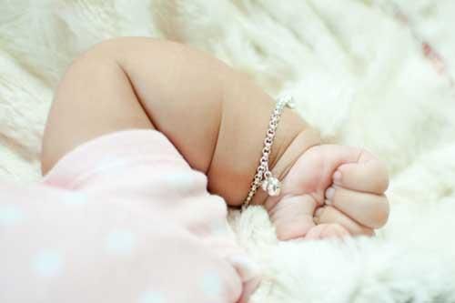 Những rủi ro khi cha mẹ cho bé đeo trang sức bạc