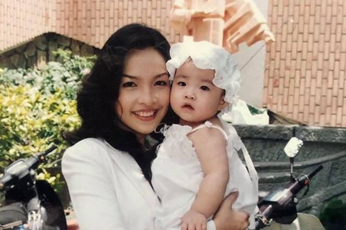 Khoảnh khắc đẹp hiếm hoi của Hiền Thục bên con gái nhỏ khi làm mẹ đơn thân năm 21 tuổi