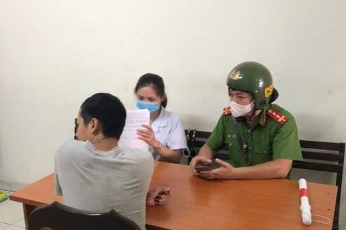 Công an Hà Nội xử phạt gần 30 trường hợp không đeo khẩu trang phòng dịch COVID-19