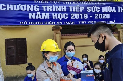Hà Tĩnh: Đọng mãi những hình ảnh đẹp về điện lực tình nguyện tiếp sức mùa thi