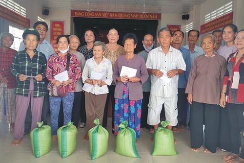 Tặng quà cho người nhiễm chất độc da cam