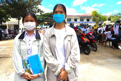 Nhiều thí sinh vượt nghịch cảnh dự thi tốt nghiệp THPT