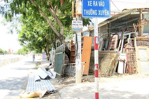 Phế liệu chiếm hành lang đại lộ