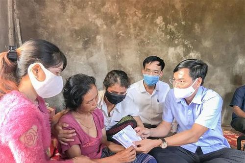 Lãnh đạo huyện Hướng Hóa thăm hỗ trợ gia đình có nạn nhân bị sét đánh