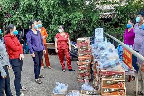 Vĩnh Linh: Hỗ trợ 300 suất quà cho khu vực tạm thời phong tỏa để phòng, chống dịch