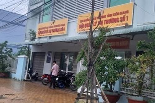Thu thẻ kiểm tra của Đội trưởng quản lý thị trường bị tố quan hệ bất chính