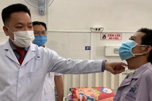Người đàn ông bị lưỡi cưa đá mài văng đứt cổ họng
