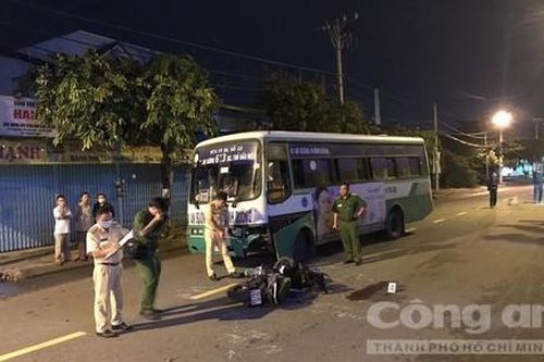 Liên tiếp xe máy đối đầu ô tô, 2 người nguy kịch