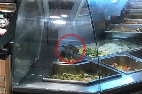 Aeon Việt Nam xin lỗi khách hàng khi để chuột bò trên quầy đồ ăn