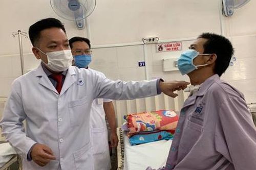 Đang cắt tôn, lưỡi cưa văng chém đứt khí quản người đàn ông