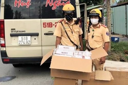 CSGT Công an TPHCM phát hiện xe khách vận chuyển lượng lớn thuốc lá lậu