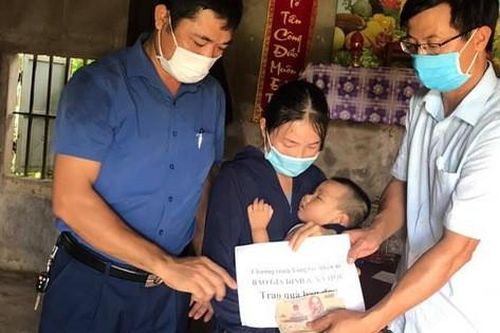 Báo Gia đình và Xã hội trao tiền bạn đọc hỗ trợ các hoàn cảnh khó khăn ở Hà Tĩnh