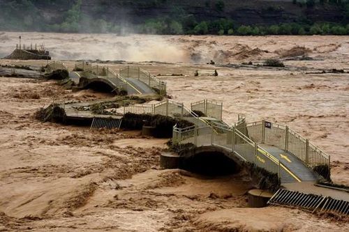 Tin lũ lụt mới nhất ở Trung Quốc: Sập cầu ở thác nước màu vàng lớn nhất thế giới, khách du lịch không được tham quan