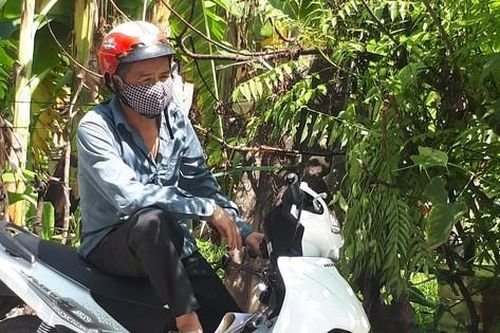 Thời tiết nắng nóng như đổ lửa, phụ huynh mướt mồ hôi đội nắng đợi con ở trường thi