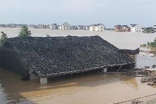 Lũ lụt tồi tệ ở Trung Quốc: Mưa dữ dội làm vỡ bờ hồ lớn nhất thế giới, người dân khóc ròng vì mất tất cả