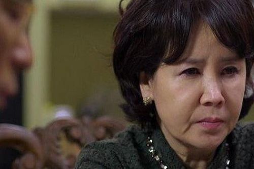 Nửa đêm thấy phòng con trai có tiếng động lạ, tôi hé cửa nhìn vào và suýt lên cơn đau tim