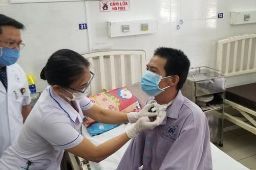 4 tiếng 'cân não' cứu sống bệnh nhân bị mảnh cưa cắt vào cổ