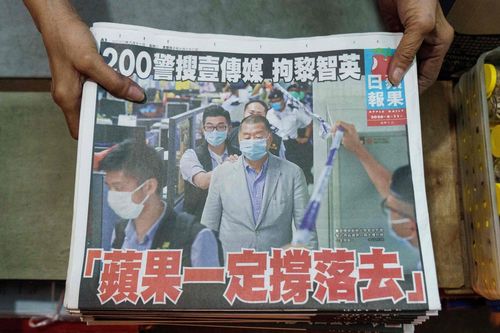 Báo Hong Kong 'cháy hàng' sau khi chủ bị bắt vì luật an ninh mới