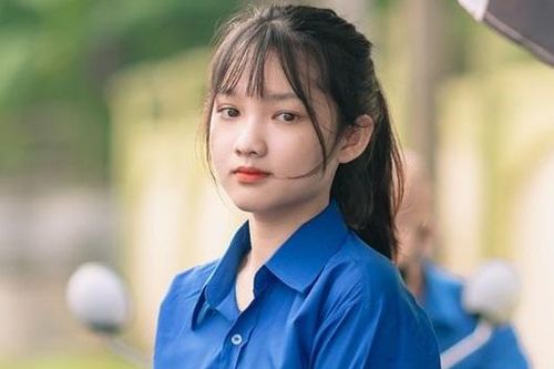 Nữ sinh lớp 11 nhận nhiều lời khen khi tiếp sức mùa thi