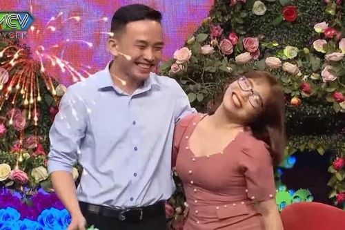 Đôi trẻ mải ôm nhau, Hồng Vân - Quyền Linh phải thay mặt ấn nút hẹn hò