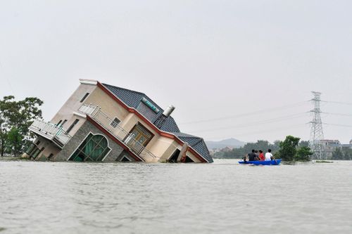 Lũ lụt biến đường thành sông ở TQ khiến người dân điêu đứng