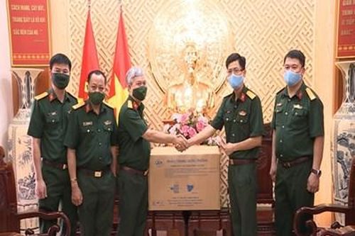 Nhà máy Z176 trao 2.400 khẩu trang kháng khuẩn tặng Báo Quân đội nhân dân