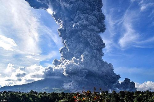 Cảnh hãi hùng núi lửa Indonesia 'thức giấc', phun trào khói bụi