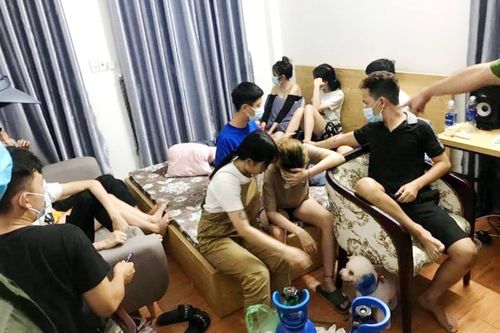 Bất chấp lệnh cấm, nhóm nam nữ tụ tập ăn nhậu và hút bóng cười