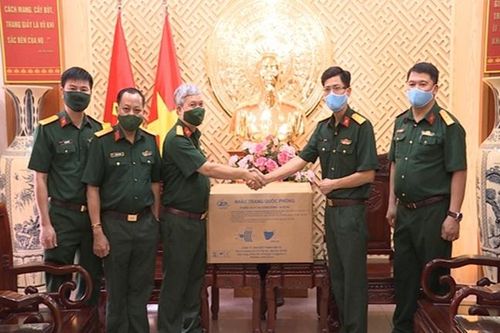 Báo Quân đội nhân dân tiếp nhận 2.400 khẩu trang phục vụ tác nghiệp ở những vùng có dịch