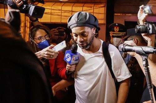 Ronaldinho bị tố tiệc tùng thâu đêm với dàn chân dài: ' Hát hò, nhún nhảy tới tận sáng'