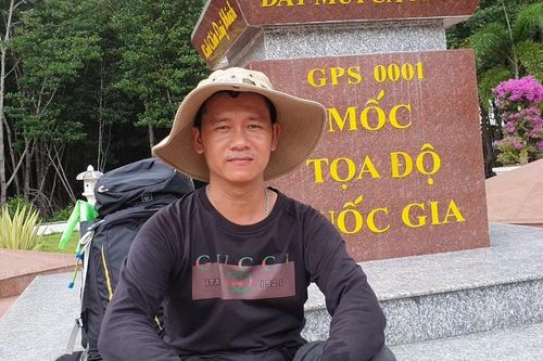 Chàng trai đi bộ xuyên Việt để ngắm nhìn vẻ đẹp đất nước