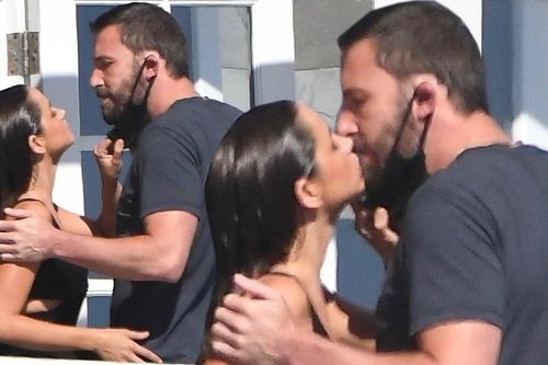 Ben Affleck đắm say hôn bạn gái mới trong khi vợ cũ bị nghi hẹn hò Bradley Cooper