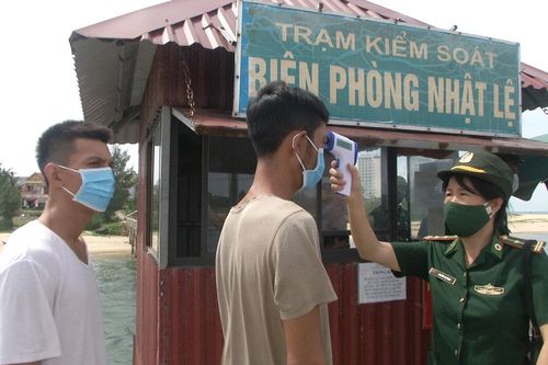 Bị chìm thuyền trên biển, 8 ngư dân được cứu vớt an toàn
